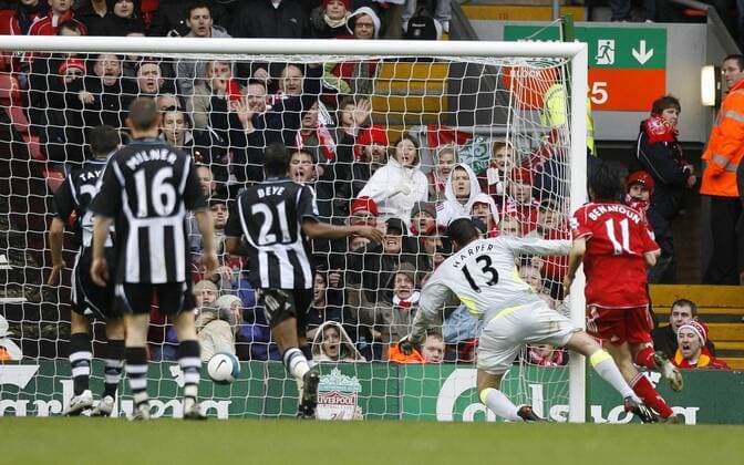 Torwart Steve Harper (Newcastle, 2. v. re.) kann dem Ball nur hinterherschauen, 1:0 für Liverpool - EDITORIAL USE ONLY. No use with unauthorised audio, video, data, fixture lists, club league logos or live services. Online in-match use limited to 120 images, no video emulation. No use in betting, games or single club league player publications. Fußball Herren English Premier League 2007 2008, 1. Englische Liga, FC Liverpool - Newcastle United 3:0 Gruppe Liverpool Fußball Herren English Premier League 2007 2008, 1. Englische Liga, FC Liverpool - Newcastle United 3:0 Gruppe Liverpool