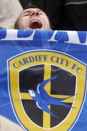 Cardiff City Fan jubelt - EDITORIAL USE ONLY. No use with unauthorised audio, video, data, fixture lists, club league logos or live services. Online in-match use limited to 120 images, no video emulation. No use in betting, games or single club league player publications. Fußball Herren FA Cup 2007 2008, Englischer Pokal, Pokalspiel, Cardiff City FC Einzelbild Middlesbrough Freude, Begeisterung, Fußball Herren FA Cup 2007 2008, Englischer Pokal, Pokalspiel, Cardiff City FC Einzelbild Middlesbrough Freude, Begeisterung,