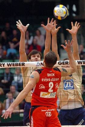 Sven Dick (Düren, vorn) im Duell Volleyball Herren DVV Pokal 2007 2008, Pokalspiel, Finale, Pokalfinale, VfB Friedrichshafen - evivo Düren Gruppe Dynamik, Volleyball Herren DVV Pokal 2007 2008, Pokalspiel, Finale, Pokalfinale, VfB Friedrichshafen - evivo Düren Gruppe Dynamik,