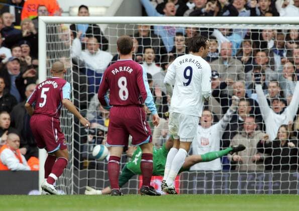 Dimitar Berbatov (Tottenham Hotspur, re.) trifft zum 1:0 - EDITORIAL USE ONLY. No use with unauthorised audio, video, data, fixture lists, club league logos or live services. Online in-match use limited to 120 images, no video emulation. No use in betting, games or single club league player publications. Fußball Herren English Premier League 2007 2008, 1. Englische Liga, Tottenham Hotspurs - West Ham United, Spurs Gruppe London Dynamik, Fußball Herren English Premier League 2007 2008, 1. Englische Liga, Tottenham Hotspurs - West Ham United, Spurs Gruppe London Dynamik,