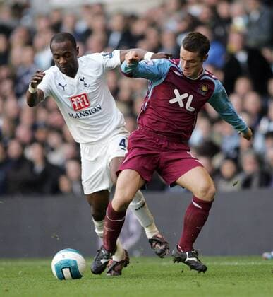 Scott Parker (West Ham, re.) gegen Didier Zokora (Tottenham Hotspur) - EDITORIAL USE ONLY. No use with unauthorised audio, video, data, fixture lists, club league logos or live services. Online in-match use limited to 120 images, no video emulation. No use in betting, games or single club league player publications. Fußball Herren English Premier League 2007 2008, 1. Englische Liga, Tottenham Hotspurs - West Ham United 4:0, Spurs Gruppe London Dynamik, Fußball Herren English Premier League 2007 2008, 1. Englische Liga, Tottenham Hotspurs - West Ham United 4:0, Spurs Gruppe London Dynamik,