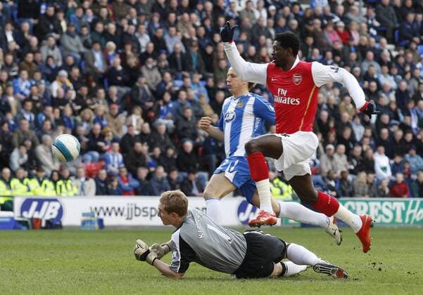 Emmanuel Adebayor (Arsenal, re.) gegen Torwart Chris Kirkland (Wigan) - EDITORIAL USE ONLY. No use with unauthorised audio, video, data, fixture lists, club league logos or live services. Online in-match use limited to 120 images, no video emulation. No use in betting, games or single club league player publications. Fußball Herren English Premier League 2007 2008, 1. Englische Liga, Wigan Athletic - Arsenal FC London Gruppe Wigan Dynamik, Fußball Herren English Premier League 2007 2008, 1. Englische Liga, Wigan Athletic - Arsenal FC London Gruppe Wigan Dynamik,