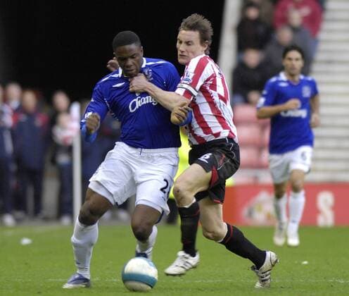 Victor Anichebe (Everton, li.) gegen Dean Whitehead (Sunderland) - EDITORIAL USE ONLY. No use with unauthorised audio, video, data, fixture lists, club league logos or live services. Online in-match use limited to 120 images, no video emulation. No use in betting, games or single club league player publications. Fußball Herren English Premier League 2007 2008, 1. Englische Liga, Sunderland AFC - Everton FC, Gruppe Sunderland Dynamik, Fußball Herren English Premier League 2007 2008, 1. Englische Liga, Sunderland AFC - Everton FC, Gruppe Sunderland Dynamik,