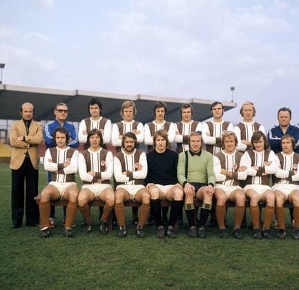 Kader FC St. Pauli 1974 1975 hi.v.li.: Pokropp, Masseur Naijokat, Waak, Kampf, Pätzold, Höfert, Münster, Baumann, Trainer Krause; vorn: Bone, Wenzel, Schiller, Scheller, Rietzke, Petersen, Kulka, Hansen Fußball 2. BL Herren DEUTSCHSPRACHIGE SPORTZEITSCHRIFTEN UND -ZEITUNGEN NUR NACH RÜCKSPRACHE 1974 1975 Totale Aufnahmedatum geschätzt Hamburg Fußball 2. BL Herren DEUTSCHSPRACHIGE SPORTZEITSCHRIFTEN UND -ZEITUNGEN NUR NACH RÜCKSPRACHE 1974 1975 Totale Aufnahmedatum geschätzt Hamburg