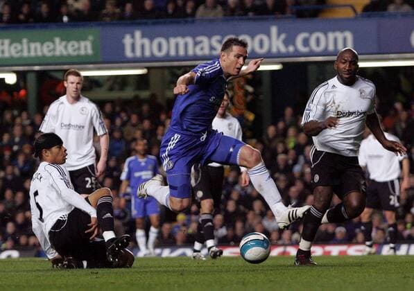 Frank Lampard (Chelsea, Mitte) wird von Dean Leacock (Derby, li.) gefoult, Elfmeter - EDITORIAL USE ONLY. No use with unauthorised audio, video, data, fixture lists, club league logos or live services. Online in-match use limited to 120 images, no video emulation. No use in betting, games or single club league player publications. Fußball Herren English Premier League 2007 2008, 1. Englische Liga, FC Chelsea London - Derby County Gruppe London Dynamik, Fußball Herren English Premier League 2007 2008, 1. Englische Liga, FC Chelsea London - Derby County Gruppe London Dynamik,