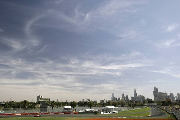 Blauer Himmel über der Skyline von Melbourne, die als attraktive Hintergrundkulisse für den GP von Australien 2008 im Albert Park dient - Motorsport Grand Prix Herren Großer Preis von Australien 2008, Formel 1 Weltmeisterschaft, F1, F, GP, WM, Freies Training Totale Albert Park Melbourne Motorsport Grand Prix Herren Großer Preis von Australien 2008, Formel 1 Weltmeisterschaft, F1, F, GP, WM, Freies Training Totale Albert Park Melbourne