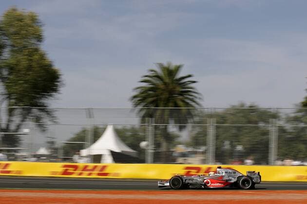 Lewis Hamilton (England McLaren Mercedes) in seinem Boliden - Motorsport Grand Prix Herren Großer Preis von Australien 2008, Formel 1 Weltmeisterschaft, F1, F, GP, WM, Freies Training Einzelbild Melbourne Dynamik, Motorsport Grand Prix Herren Großer Preis von Australien 2008, Formel 1 Weltmeisterschaft, F1, F, GP, WM, Freies Training Einzelbild Melbourne Dynamik,