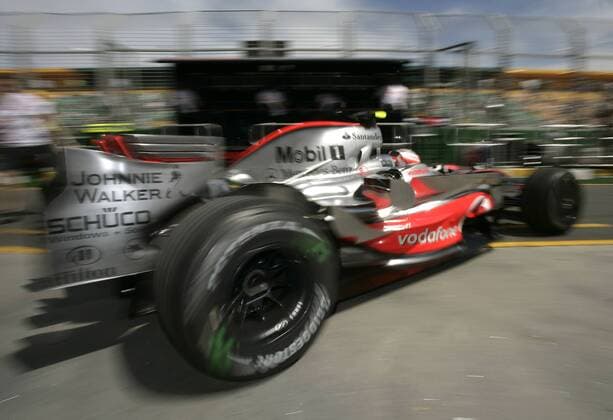 Heikki Kovalainen (Finnland McLaren Mercedes) verlässt in seinem Boliden die Box Motorsport Grand Prix Herren Großer Preis von Australien 2008, Formel 1 Weltmeisterschaft, F1, F, GP, WM Einzelbild Albert Park Melbourne Dynamik, Motorsport Grand Prix Herren Großer Preis von Australien 2008, Formel 1 Weltmeisterschaft, F1, F, GP, WM Einzelbild Albert Park Melbourne Dynamik,