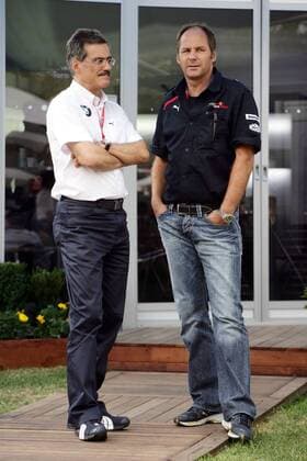 Teamchef Dr. Mario Theissen (Deutschland BMW Sauber, li.) im Gespräch mit Teamanteilseigner Gerhard Berger (Österreich Toro Rosso) Motorsport Grand Prix Herren Großer Preis von Australien 2008, Formel 1 Weltmeisterschaft, F1, F, GP, WM Gruppe Melbourne Motorsport Grand Prix Herren Großer Preis von Australien 2008, Formel 1 Weltmeisterschaft, F1, F, GP, WM Gruppe Melbourne