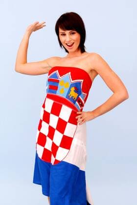Weiblicher kroatischer Fan posiert mit der Nationalfahne - MODEL RELEASED - Fußball EM Herren Vorschau Euro 2008, Fotoshooting, Fotostudio, Studioaufnahme, weiblich, Frau, Symbol, Indoor, Einzelbild Fußball EM Herren Vorschau Euro 2008, Fotoshooting, Fotostudio, Studioaufnahme, weiblich, Frau, Symbol, Indoor, Einzelbild
