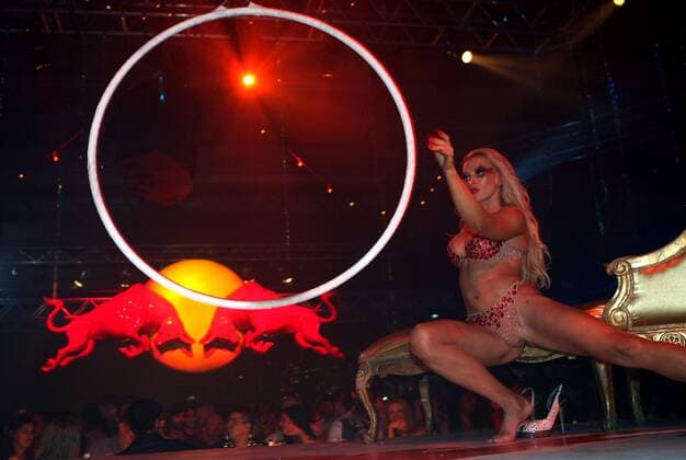 Trapezkünstlerin Olga Sidorova sorgt für die nötige Portion Erotik auf der Red Bull Launch Party in Melbourne - Motorsport Grand Prix Herren Großer Preis von Australien 2008, Formel 1 Weltmeisterschaft, F1, F, GP, WM Einzelbild o0 GoGo Go Go Tänzerin Tänzerinnen Melbourne Sinnlichkeit, Motorsport Grand Prix Herren Großer Preis von Australien 2008, Formel 1 Weltmeisterschaft, F1, F, GP, WM Einzelbild o0 GoGo Go Go Tänzerin Tänzerinnen Melbourne Sinnlichkeit,
