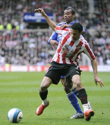 Carlos Edwards (Sunderland, vorn) gegen Ashley Cole (Chelsea) - EDITORIAL USE ONLY. No use with unauthorised audio, video, data, fixture lists, club league logos or live services. Online in-match use limited to 120 images, no video emulation. No use in betting, games or single club league player publications. Fußball Herren English Premier League 2007 2008, 1. Englische Liga, Sunderland AFC - Chelsea FC London Gruppe Sunderland Dynamik, Fußball Herren English Premier League 2007 2008, 1. Englische Liga, Sunderland AFC - Chelsea FC London Gruppe Sunderland Dynamik,