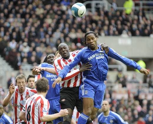 Didier Drogba (Chelsea, re.) gegen Nyron Nosworthy (Sunderland) - EDITORIAL USE ONLY. No use with unauthorised audio, video, data, fixture lists, club league logos or live services. Online in-match use limited to 120 images, no video emulation. No use in betting, games or single club league player publications. Fußball Herren English Premier League 2007 2008, 1. Englische Liga, Sunderland AFC - Chelsea FC London Gruppe Sunderland Dynamik, Fußball Herren English Premier League 2007 2008, 1. Englische Liga, Sunderland AFC - Chelsea FC London Gruppe Sunderland Dynamik,
