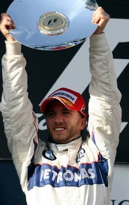 Nick Heidfeld (Deutschland BMW Sauber) präsentiert stolz die Trophäe für den Zweitplatzierten des GP von Australien 2008 - Motorsport Grand Prix Herren Großer Preis von Australien 2008, Formel 1 Weltmeisterschaft, F1, F, GP, WM Einzelbild Albert Park Melbourne Motorsport Grand Prix Herren Großer Preis von Australien 2008, Formel 1 Weltmeisterschaft, F1, F, GP, WM Einzelbild Albert Park Melbourne