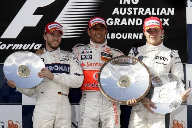 Siegerehrung zum GP von Australien 2008, v.li.: Nick Heidfeld (Deutschland BMW Sauber), Sieger Lewis Hamilton (England McLaren Mercedes) und Nico Rosberg (Deutschland Williams) - Motorsport Grand Prix Herren Großer Preis von Australien 2008, Formel 1 Weltmeisterschaft, F1, F, GP, WM Gruppe Albert Park Melbourne Motorsport Grand Prix Herren Großer Preis von Australien 2008, Formel 1 Weltmeisterschaft, F1, F, GP, WM Gruppe Albert Park Melbourne