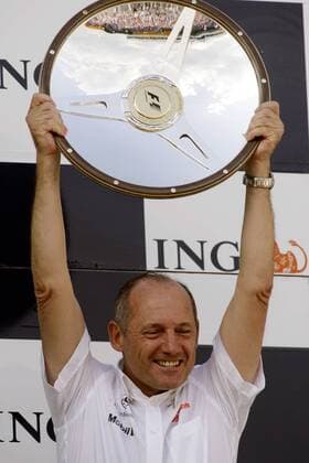 Teamchef Ron Dennis (England McLaren Mercedes) präsentiert stolz die Trophäe für den Gewinn des GP von Australien 2008 - Motorsport Grand Prix Herren Großer Preis von Australien 2008, Formel 1 Weltmeisterschaft, F1, F, GP, WM Einzelbild Albert Park Melbourne Motorsport Grand Prix Herren Großer Preis von Australien 2008, Formel 1 Weltmeisterschaft, F1, F, GP, WM Einzelbild Albert Park Melbourne