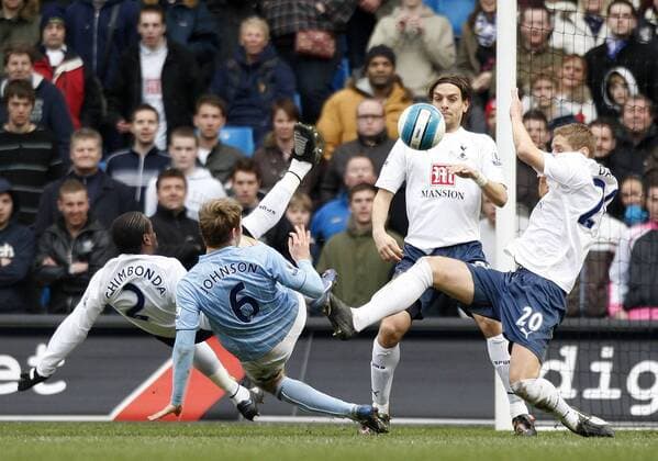 Michael Johnson (Manchester City, 2.v.li.) gegen Pascal Chimbonda (li.) und Michael Dawson (beide Tottenham Hotspurs) - EDITORIAL USE ONLY. No use with unauthorised audio, video, data, fixture lists, club league logos or live services. Online in-match use limited to 120 images, no video emulation. No use in betting, games or single club league player publications. Fußball Herren English Premier League 2007 2008, 1. Englische Liga, Manchester City - Tottenham Hotspur 2:1, Spurs Gruppe Manchester Dynamik, Fußball Herren English Premier League 2007 2008, 1. Englische Liga, Manchester City - Tottenham Hotspur 2:1, Spurs Gruppe Manchester Dynamik,