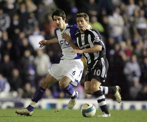 Michael Owen (Newcastle, re.) gegen Liam Ridgewell (Birmingham) - EDITORIAL USE ONLY. No use with unauthorised audio, video, data, fixture lists, club league logos or live services. Online in-match use limited to 120 images, no video emulation. No use in betting, games or single club league player publications. Fußball Herren English Premier League 2007 2008, 1. Englische Liga, Birmingham City - Newcastle United 1:1 Gruppe Birmingham Dynamik, Fußball Herren English Premier League 2007 2008, 1. Englische Liga, Birmingham City - Newcastle United 1:1 Gruppe Birmingham Dynamik,