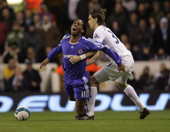 Didier Drogba (Chelsea, li.) gegen Jonathan Woodgate (Tottenham Hotspurs) - EDITORIAL USE ONLY. No use with unauthorised audio, video, data, fixture lists, club league logos or live services. Online in-match use limited to 120 images, no video emulation. No use in betting, games or single club league player publications. Fußball Herren English Premier League 2007 2008, 1. Englische Liga, Tottenham Hotspur - Chelsea FC London 4:4, Vdig Gruppe London Dynamik, Kampf, Fußball Herren English Premier League 2007 2008, 1. Englische Liga, Tottenham Hotspur - Chelsea FC London 4:4, Vdig Gruppe London Dynamik, Kampf,