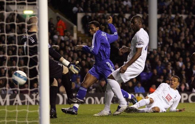 Didier Drogba (Chelsea, 2.v.li.) erzielt gegen Ledley King (2.v.re.), Jermaine Jenas (re.) und Torwart Paul Robinson (alle Tottenham Hotspurs) das 1:0 - EDITORIAL USE ONLY. No use with unauthorised audio, video, data, fixture lists, club league logos or live services. Online in-match use limited to 120 images, no video emulation. No use in betting, games or single club league player publications. Fußball Herren English Premier League 2007 2008, 1. Englische Liga, Tottenham Hotspur - Chelsea FC London 4:4, Vdig Gruppe London Dynamik, Fußball Herren English Premier League 2007 2008, 1. Englische Liga, Tottenham Hotspur - Chelsea FC London 4:4, Vdig Gruppe London Dynamik,