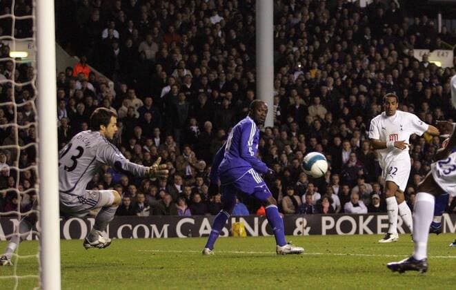 Tom Huddlestone (Tottenham Hotspurs, re.) erzielt gegen Torwart Carlo Cudicini und Claude Makelele (beide Chelsea) das 3:3 - EDITORIAL USE ONLY. No use with unauthorised audio, video, data, fixture lists, club league logos or live services. Online in-match use limited to 120 images, no video emulation. No use in betting, games or single club league player publications. Fußball Herren English Premier League 2007 2008, 1. Englische Liga, Tottenham Hotspur - Chelsea FC London 4:4, Vdig Totale London Spannung, Fußball Herren English Premier League 2007 2008, 1. Englische Liga, Tottenham Hotspur - Chelsea FC London 4:4, Vdig Totale London Spannung,