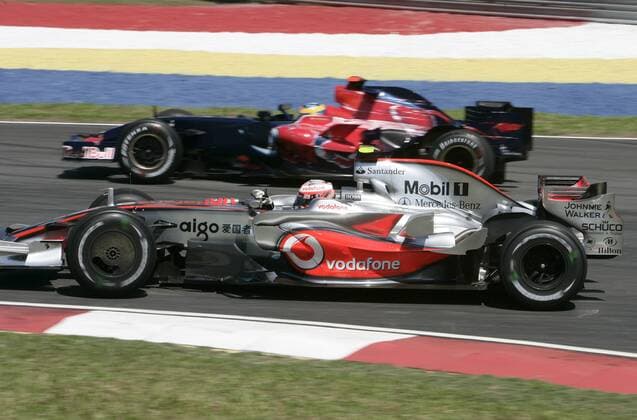 Heikki Kovalainen (Finnland McLaren Mercedes, vorn) überholt Sebastien Bourdais (Frankreich Toro Rosso) Motorsport Grand Prix Herren Großer Preis von Malaysia 2008, Formel 1 Weltmeisterschaft, F1, F, GP, WM, Freies Training Gruppe Kuala Lumpur Sepang Dynamik, Motorsport Grand Prix Herren Großer Preis von Malaysia 2008, Formel 1 Weltmeisterschaft, F1, F, GP, WM, Freies Training Gruppe Kuala Lumpur Sepang Dynamik,
