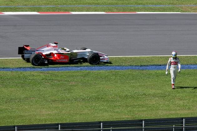 Adrian Sutil (Deutschland Force India) läßt seinen Boliden mit einem Motorschaden zurück Motorsport Grand Prix Herren Großer Preis von Malaysia 2008, Formel 1 Weltmeisterschaft, F1, F, GP, WM, Freies Training Totale Kuala Lumpur Sepang Motorsport Grand Prix Herren Großer Preis von Malaysia 2008, Formel 1 Weltmeisterschaft, F1, F, GP, WM, Freies Training Totale Kuala Lumpur Sepang