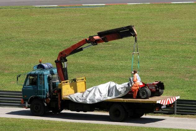 Der Bolide von Kimi Räikkönen (Finnland Ferrari) wird mit dem Abschleppwagen abtransportiert Motorsport Grand Prix Herren Großer Preis von Malaysia 2008, Formel 1 Weltmeisterschaft, F1, F, GP, WM, Freies Training Einzelbild Streckenposten, Streckenhelfer Kuala Lumpur Sepang Motorsport Grand Prix Herren Großer Preis von Malaysia 2008, Formel 1 Weltmeisterschaft, F1, F, GP, WM, Freies Training Einzelbild Streckenposten, Streckenhelfer Kuala Lumpur Sepang