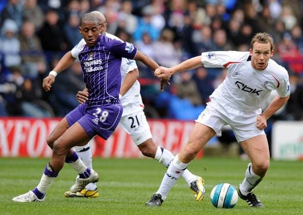 Kevin Davies (Bolton, re.) gegen Gelson Fernandes (Manchester City) - EDITORIAL USE ONLY. No use with unauthorised audio, video, data, fixture lists, club league logos or live services. Online in-match use limited to 120 images, no video emulation. No use in betting, games or single club league player publications. Fußball Herren English Premier League 2007 2008, 1. Englische Liga, Bolton Wanderers - Manchester City 0:0 Gruppe premiumd, Aufmacher Bolton Dynamik, Fußball Herren English Premier League 2007 2008, 1. Englische Liga, Bolton Wanderers - Manchester City 0:0 Gruppe premiumd, Aufmacher Bolton Dynamik,