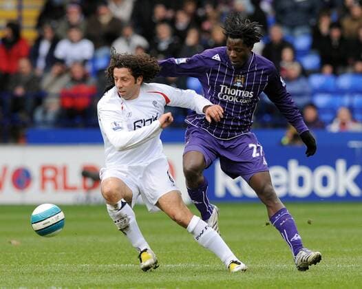 Ivan Campo (Bolton, li.) gegen Benjani Mwaruwari (Manchester City) - EDITORIAL USE ONLY. No use with unauthorised audio, video, data, fixture lists, club league logos or live services. Online in-match use limited to 120 images, no video emulation. No use in betting, games or single club league player publications. Fußball Herren English Premier League 2007 2008, 1. Englische Liga, Bolton Wanderers - Manchester City 0:0 Gruppe Bolton Dynamik, Fußball Herren English Premier League 2007 2008, 1. Englische Liga, Bolton Wanderers - Manchester City 0:0 Gruppe Bolton Dynamik,