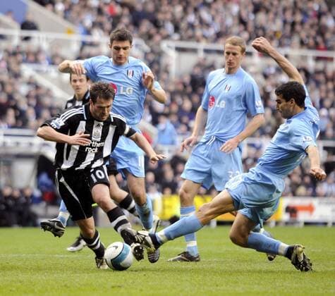 Michael Owen (Newcastle, li.) gegen Paul Stalteri (Fulham, re.) - EDITORIAL USE ONLY. No use with unauthorised audio, video, data, fixture lists, club league logos or live services. Online in-match use limited to 120 images, no video emulation. No use in betting, games or single club league player publications. Fußball Herren English Premier League 2007 2008, 1. Englische Liga, Newcastle United - Fulham FC 2:0 Gruppe premiumd Newcastle Dynamik, Kampf, Fußball Herren English Premier League 2007 2008, 1. Englische Liga, Newcastle United - Fulham FC 2:0 Gruppe premiumd Newcastle Dynamik, Kampf,