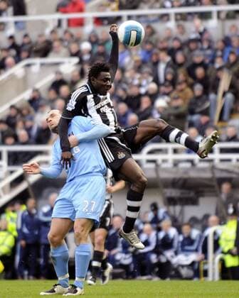 Obafemi Martins (Newcastle, re.) gegen Danny Murphy (Fulham) - EDITORIAL USE ONLY. No use with unauthorised audio, video, data, fixture lists, club league logos or live services. Online in-match use limited to 120 images, no video emulation. No use in betting, games or single club league player publications. Fußball Herren English Premier League 2007 2008, 1. Englische Liga, Newcastle United - Fulham FC 2:0 Gruppe premiumd Newcastle Dynamik, Kampf, Fußball Herren English Premier League 2007 2008, 1. Englische Liga, Newcastle United - Fulham FC 2:0 Gruppe premiumd Newcastle Dynamik, Kampf,