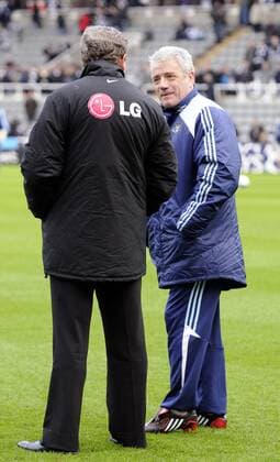 Trainer Kevin Keegan (Newcastle, re.) im Gespräch mit seinem Kollegen Roy Hodgson (Fulham) - EDITORIAL USE ONLY. No use with unauthorised audio, video, data, fixture lists, club league logos or live services. Online in-match use limited to 120 images, no video emulation. No use in betting, games or single club league player publications. Fußball Herren English Premier League 2007 2008, 1. Englische Liga, Newcastle United - Fulham FC 2:0 Gruppe Newcastle Fußball Herren English Premier League 2007 2008, 1. Englische Liga, Newcastle United - Fulham FC 2:0 Gruppe Newcastle