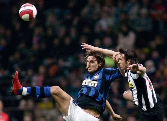 Zlatan Ibrahimovic (Inter Mailand, li.) gegen Nicola Legrottaglie (Juventus Turin) - Fußball Herren Serie A 2007 2008, 1. Italienische Liga, FC Internazionale Mailand - Juventus Turin 1:2, Juve, Inter Gruppe Mailand Dynamik, Kampf, Fußball Herren Serie A 2007 2008, 1. Italienische Liga, FC Internazionale Mailand - Juventus Turin 1:2, Juve, Inter Gruppe Mailand Dynamik, Kampf,