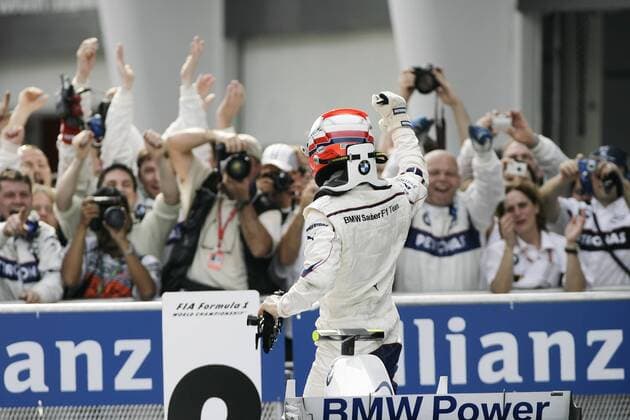 Robert Kubica (Polen BMW Sauber) jubelt nach dem zweiten Platz beim GP von Malaysia seinem Team zu - Motorsport Grand Prix Herren Großer Preis von Malaysia 2008, Formel 1 Weltmeisterschaft, F1, F, GP, WM Gruppe Kuala Lumpur Sepang Freude, Motorsport Grand Prix Herren Großer Preis von Malaysia 2008, Formel 1 Weltmeisterschaft, F1, F, GP, WM Gruppe Kuala Lumpur Sepang Freude,