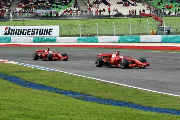 Kimi Räikkönen (Finnland) vor Felipe Massa (Brasilien beide Ferrari) Motorsport Grand Prix Herren Großer Preis von Malaysia 2008, Formel 1 Weltmeisterschaft, F1, F, GP, WM Gruppe Kuala Lumpur Sepang Motorsport Grand Prix Herren Großer Preis von Malaysia 2008, Formel 1 Weltmeisterschaft, F1, F, GP, WM Gruppe Kuala Lumpur Sepang