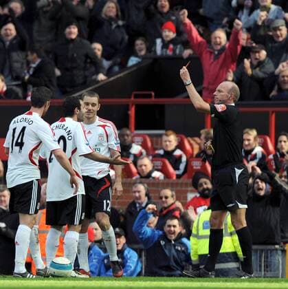 Schiedsrichter Steve Bennett zeigt Javier Mascherano (2.v.li.) die rote Karte, daneben Fabio Aurelio (3.v.re.) und Xabi Alonso (alle Liverpool) - EDITORIAL USE ONLY. No use with unauthorised audio, video, data, fixture lists, club league logos or live services. Online in-match use limited to 120 images, no video emulation. No use in betting, games or single club league player publications. Fußball Herren English Premier League 2007 2008, 1. Englische Liga, Liverpool FC Gruppe premiumd Manchester Enttäuschung, Fußball Herren English Premier League 2007 2008, 1. Englische Liga, Liverpool FC Gruppe premiumd Manchester Enttäuschung,