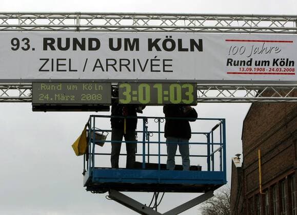 Aufräumarbeiten am Rande des 93. Rund um Köln, das wegen schlechten Wetters abgesagt werden muss Radsport Herren 93. Rund um Köln 2008, Straßenradsport, Straße, Rad, Absage, absagen, Ausfall, Rennausfall Totale Köln Radsport Herren 93. Rund um Köln 2008, Straßenradsport, Straße, Rad, Absage, absagen, Ausfall, Rennausfall Totale Köln