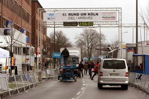 Aufräumarbeiten am Rande des 93. Rund um Köln, das wegen schlechten Wetters abgesagt werden muss Radsport Herren 93. Rund um Köln 2008, Straßenradsport, Straße, Rad, Absage, absagen, Ausfall, Rennausfall Totale Köln Radsport Herren 93. Rund um Köln 2008, Straßenradsport, Straße, Rad, Absage, absagen, Ausfall, Rennausfall Totale Köln