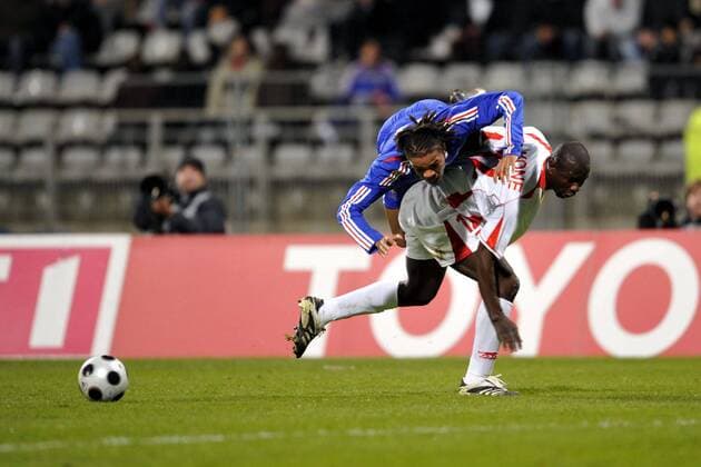 Loic Remy (Frankreich A, o.) gegen Boubacar Kone (Mali) - Fußball Länderspiel Herren Freundschaftsspiel 2008, Test, Testspiel, Nationaltrikot, Nationalteam, Frankreich A - Mali Gruppe Paris Dynamik, Kampf Fußball Länderspiel Herren Freundschaftsspiel 2008, Test, Testspiel, Nationaltrikot, Nationalteam, Frankreich A - Mali Gruppe Paris Dynamik, Kampf