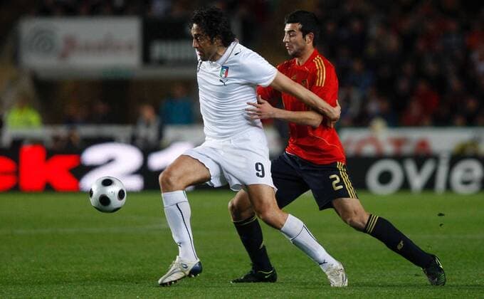 Luca Toni (Italien, li.) gegen Raul Albiol (Spanien) - - NOxONLINExUSE Fußball Länderspiel Herren Freundschaftsspiel 2008, Test, Testspiel, Nationalteam, Nationaltrikot, Spanien - Italien 1:0 Gruppe Elche Dynamik, Fußball Länderspiel Herren Freundschaftsspiel 2008, Test, Testspiel, Nationalteam, Nationaltrikot, Spanien - Italien 1:0 Gruppe Elche Dynamik,