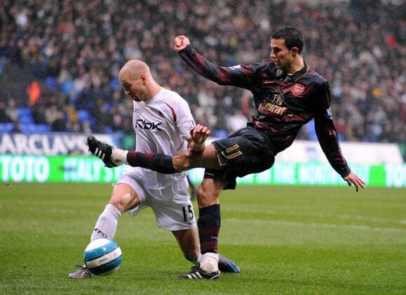 Robin van Persie (Arsenal, re.) gegen Gretar Steinsson (Bolton) - EDITORIAL USE ONLY. No use with unauthorised audio, video, data, fixture lists, club league logos or live services. Online in-match use limited to 120 images, no video emulation. No use in betting, games or single club league player publications. Fußball Herren English Premier League 2007 2008, 1. Englische Liga, Bolton Wanderers - Arsenal FC London 2:3 Gruppe Bolton Dynamik, Kampf, Fußball Herren English Premier League 2007 2008, 1. Englische Liga, Bolton Wanderers - Arsenal FC London 2:3 Gruppe Bolton Dynamik, Kampf,