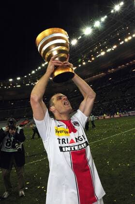 Jerome Rothen (Paris St. Germain) jubelt auf der Ehrenrunde mit der Trophäe - Fußball Herren Coupe de la Ligue 2007 2008, Französischer Pokal, Ligapokal, Pokalspiel, Finale Endspiel Pokalfinale Einzelbild premiumd Paris, St. Denis, Saint Freude, Begeisterung, Fußball Herren Coupe de la Ligue 2007 2008, Französischer Pokal, Ligapokal, Pokalspiel, Finale Endspiel Pokalfinale Einzelbild premiumd Paris, St. Denis, Saint Freude, Begeisterung,