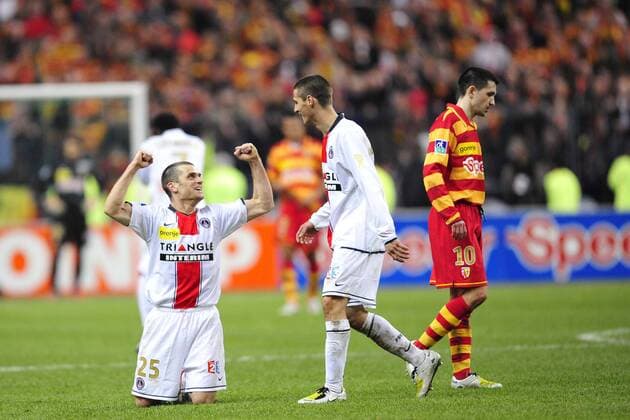 Jerome Rothen (li.) und Gregory Bourillon (beide Paris St. Germain, Mitte) - Schlußjubel, daneben Eric Carriere (Lens) - Fußball Herren Coupe de la Ligue 2007 2008, Französischer Pokal, Ligapokal, Pokalspiel, Finale Endspiel Pokalfinale Gruppe Paris, St. Denis, Saint Begeisterung, Freude, Fußball Herren Coupe de la Ligue 2007 2008, Französischer Pokal, Ligapokal, Pokalspiel, Finale Endspiel Pokalfinale Gruppe Paris, St. Denis, Saint Begeisterung, Freude,