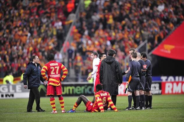 Trainer Jean Pierre Papin (li.), Aruna Dindane (2.v.li.) und Kader Mangane (alle Lens) enttäuscht - Fußball Herren Coupe de la Ligue 2007 2008, Französischer Pokal, Ligapokal, Pokalspiel, Finale Endspiel Pokalfinale Totale Paris, St. Denis, Saint Enttäuschung, Fußball Herren Coupe de la Ligue 2007 2008, Französischer Pokal, Ligapokal, Pokalspiel, Finale Endspiel Pokalfinale Totale Paris, St. Denis, Saint Enttäuschung,