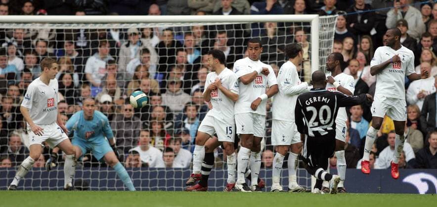 Geremi (Newcastle, re.) trifft per Freistoß gegen Tottenham Hotspur - EDITORIAL USE ONLY. No use with unauthorised audio, video, data, fixture lists, club league logos or live services. Online in-match use limited to 120 images, no video emulation. No use in betting, games or single club league player publications. Fußball Herren English Premier League 2007 2008, 1. Englische Liga, Tottenham Hotspurs - Newcastle United, Spurs Gruppe London Dynamik, Fußball Herren English Premier League 2007 2008, 1. Englische Liga, Tottenham Hotspurs - Newcastle United, Spurs Gruppe London Dynamik,