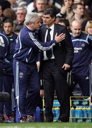 Trainer Kevin Keegan (Newcastle, li.) beruhigt Trainerkollege Juan de la Cruz Ramos (Tottenham Hotspur) - EDITORIAL USE ONLY. No use with unauthorised audio, video, data, fixture lists, club league logos or live services. Online in-match use limited to 120 images, no video emulation. No use in betting, games or single club league player publications. Fußball Herren English Premier League 2007 2008, 1. Englische Liga, Tottenham Hotspurs - Newcastle United, Spurs Gruppe London Fußball Herren English Premier League 2007 2008, 1. Englische Liga, Tottenham Hotspurs - Newcastle United, Spurs Gruppe London