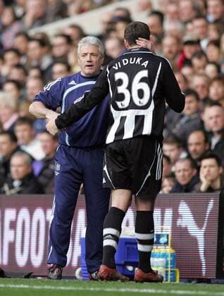 Trainer Kevin Keegan (li.) wechselt Mark Viduka (beide Newcastle) aus - EDITORIAL USE ONLY. No use with unauthorised audio, video, data, fixture lists, club league logos or live services. Online in-match use limited to 120 images, no video emulation. No use in betting, games or single club league player publications. Fußball Herren English Premier League 2007 2008, 1. Englische Liga, Newcastle United Gruppe London Fußball Herren English Premier League 2007 2008, 1. Englische Liga, Newcastle United Gruppe London