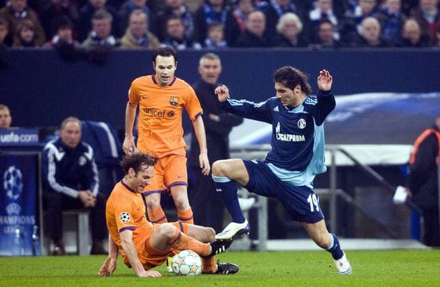 Halil Altintop (Schalke, re.) gegen Gabriel Milito (li.), dahinter Andres Iniesta (beide FC Barcelona) Fußball EC 1 Herren Champions League 2007 2008, Viertelfinale, FC Schalke 04 - FC Barcelona 0:1, Barca Gruppe Gelsenkirchen Dynamik, Fußball EC 1 Herren Champions League 2007 2008, Viertelfinale, FC Schalke 04 - FC Barcelona 0:1, Barca Gruppe Gelsenkirchen Dynamik,