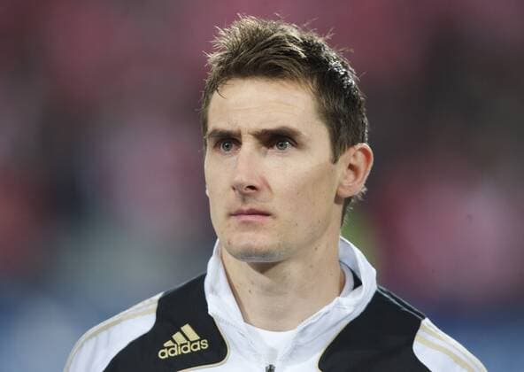 Miroslav Klose (Deutschland) - Nationalhymne Fußball Länderspiel Herren Freundschaftsspiel 2008, Test, Testspiel, Nationalmannschaft Porträt Basel Fußball Länderspiel Herren Freundschaftsspiel 2008, Test, Testspiel, Nationalmannschaft Porträt Basel